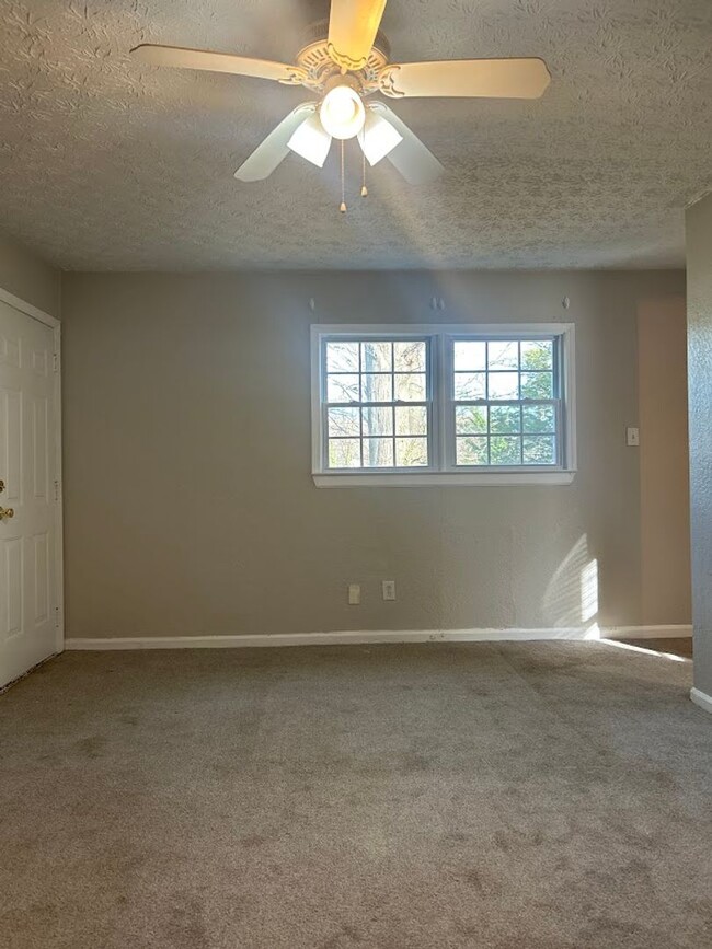 Building Photo - 3 Bed and 2 Bath in Atlanta with a Bonus R...