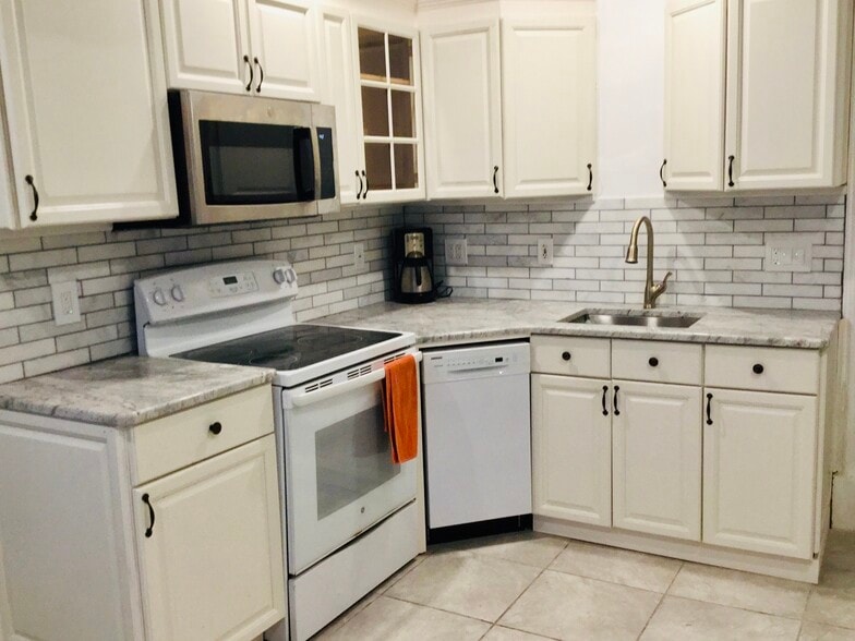 Kitchen - Counter - 400 E 19th St