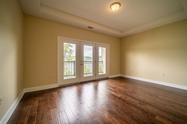 Building Photo - Lakefront Condo for Rent | 2 Bed, 2 Bath |...
