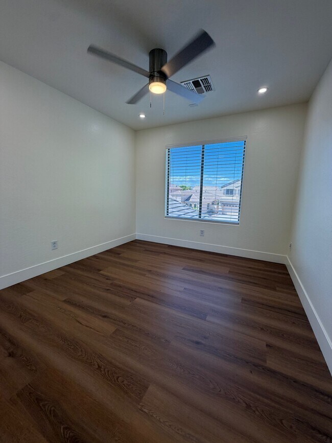 Building Photo - 2741 E Quiet Hollow Ln
