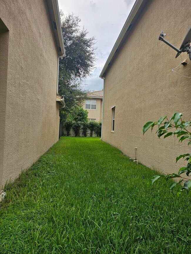 Building Photo - 7533 Topiary Ave