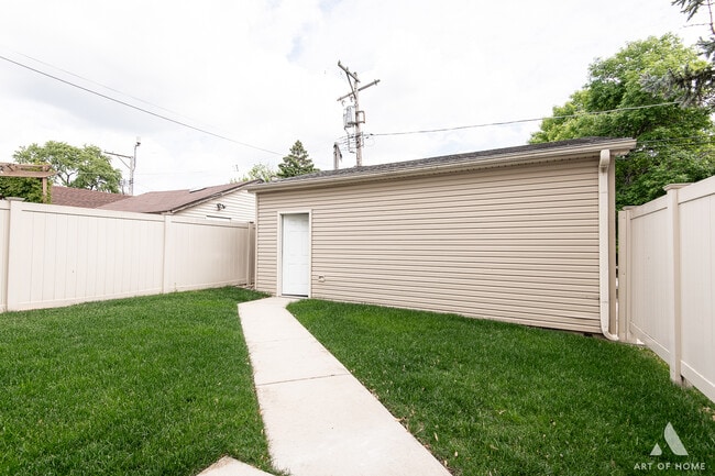 Building Photo - 3301 N Kilbourn Ave