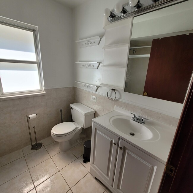 Bathroom - 1642 N Sawyer Ave