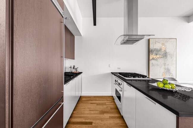 Building Photo - 225 5th Ave