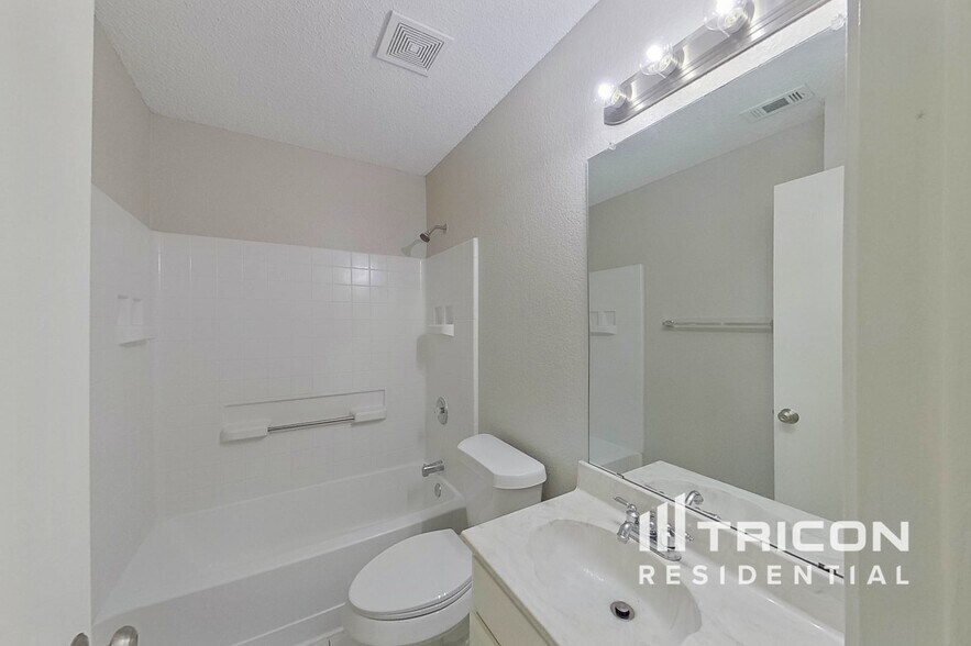 Building Photo - 403 Hollyberry Dr