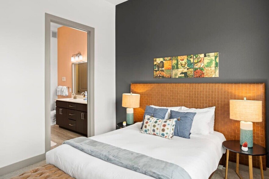 Building Photo - 555 N College Ave