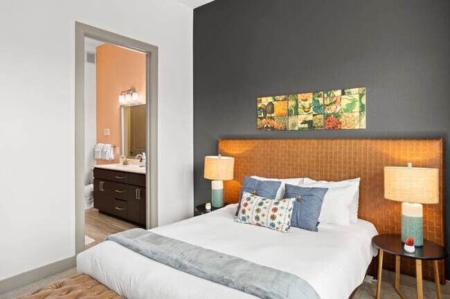 Building Photo - 555 N College Ave