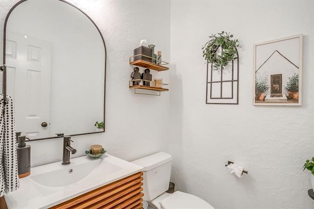 Building Photo - 830 Doral Dr