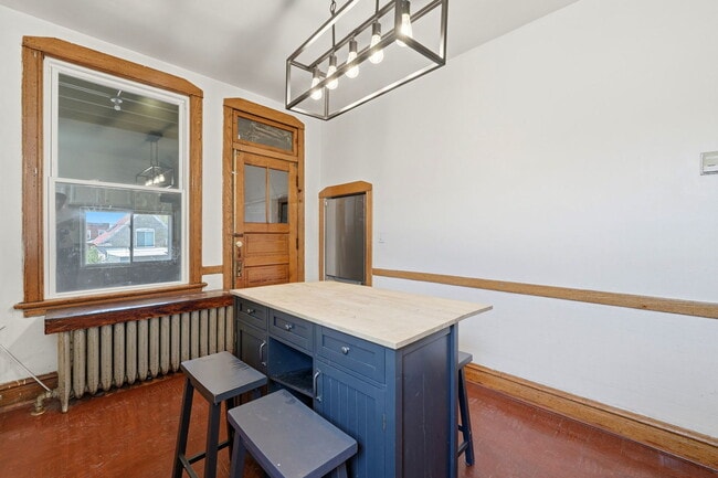 Building Photo - 1526 N Springfield Ave