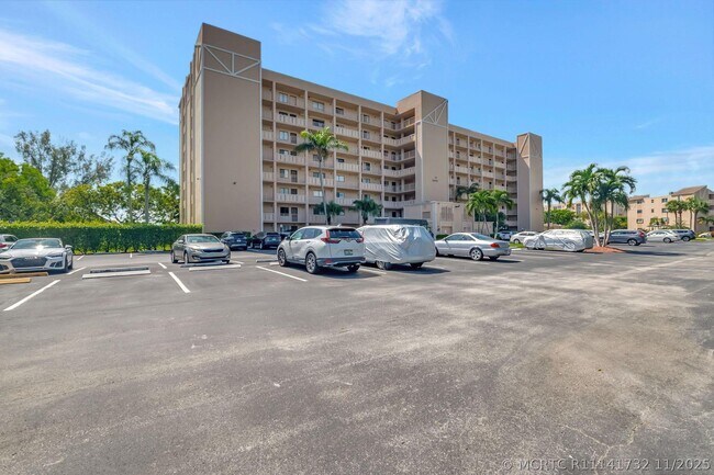 Building Photo - 6866 Huntington Ln