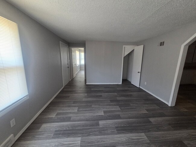 Building Photo - 4 Bed 1 Bath - NEW TO MARKET