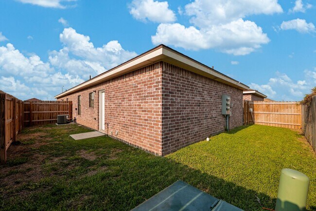 Building Photo - SPACIOUS! CONTEMPORARY! LOCATION!