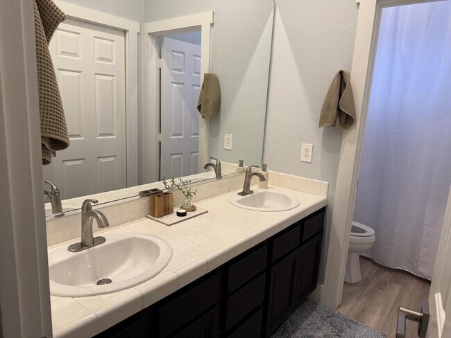 Building Photo - Spacious 3-Bedroom Oasis with 2 Full Baths in Las Vegas - Your 2234 Sq. Ft. Dream Awaits!