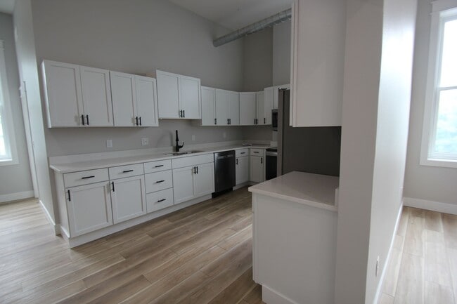 Building Photo - Beautifully remodeled 2 Bed + office apartment in Downtown Panora
