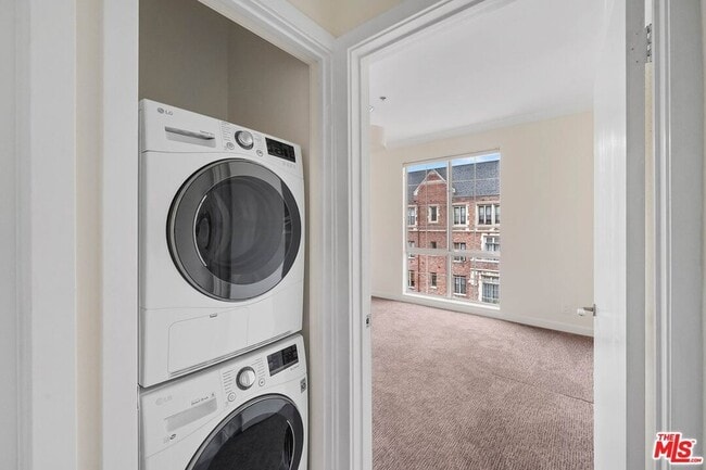 Building Photo - 585 N Rossmore Ave