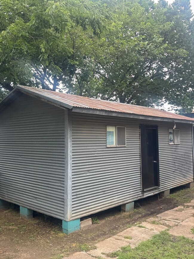 Building Photo - NEWLY RENOVATED - CHARMING 3/2 with STORAGE UNIT and COVERED PARKING