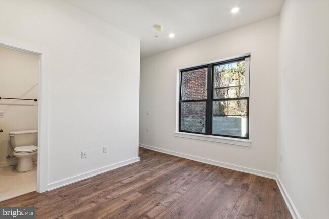 Building Photo - 6211 Woodbine Ave