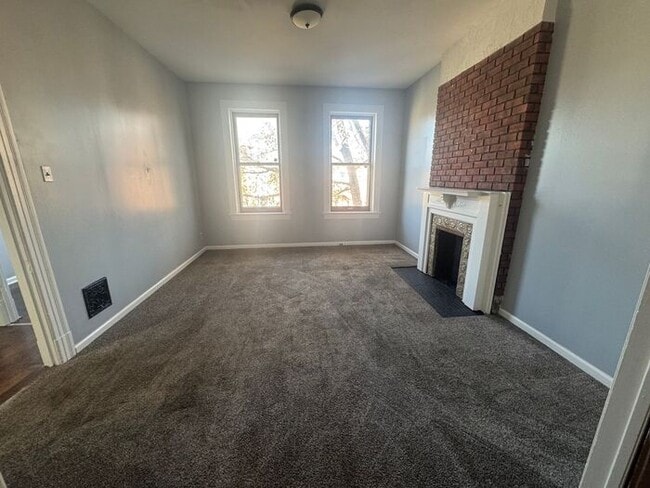 Building Photo - Spacious 2 bed/1bath