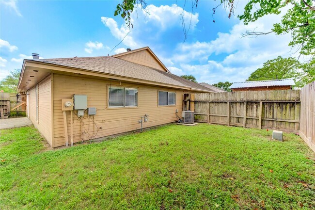 Building Photo - 5255 Beaverbrook Dr