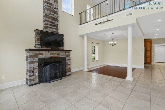 Building Photo - Deeded Boat Slip Comes with Home in Gated ...