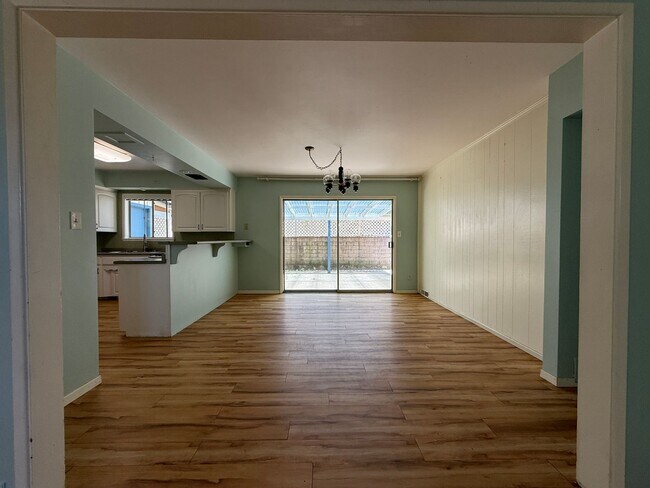 Building Photo - Large Ranch-Style Home in Vista