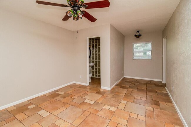 Building Photo - 1197 W Lakeview Cir