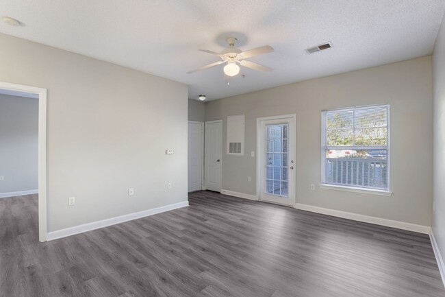 Building Photo - 2 Bedroom 2nd floor Castanza Available in ...