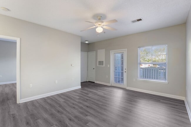 Building Photo - SPECIAL 2 Bedroom with deck Castanza floor...