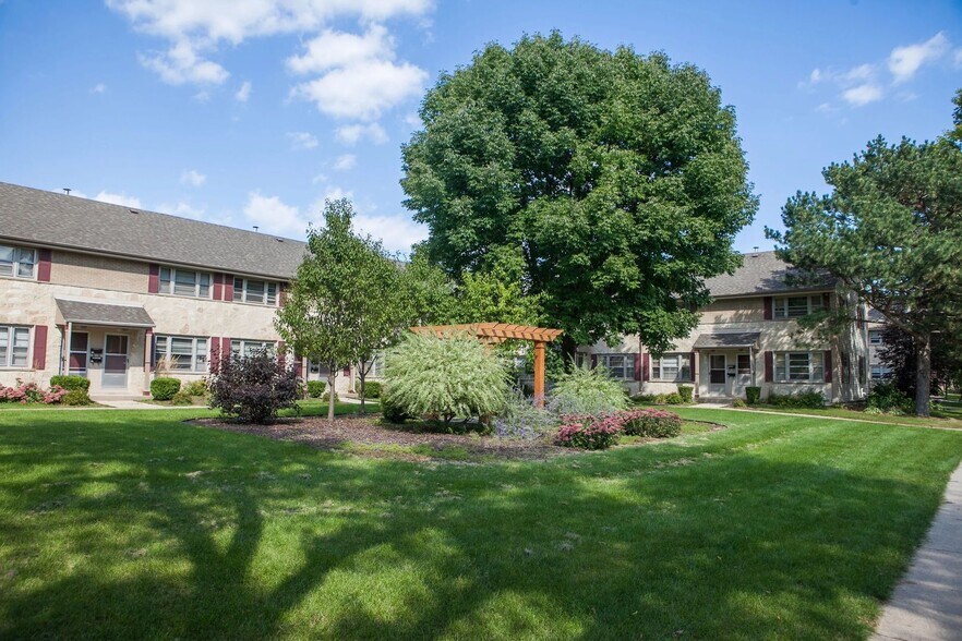 Building Photo - 100 E Chateau Pl
