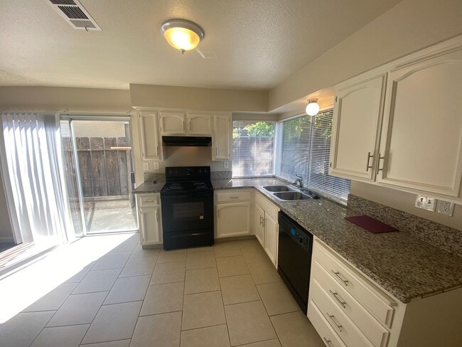 Building Photo - COZY HOME! APPLY NOW!