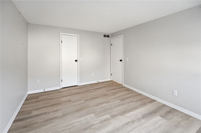 Building Photo - 17 Willowick Dr