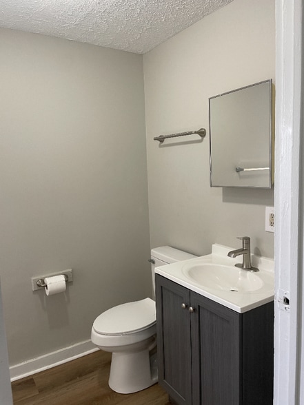 Building Photo - 90 E 8th Ave