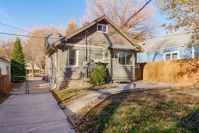 Building Photo - Charming, impeccably clean and maintained ...