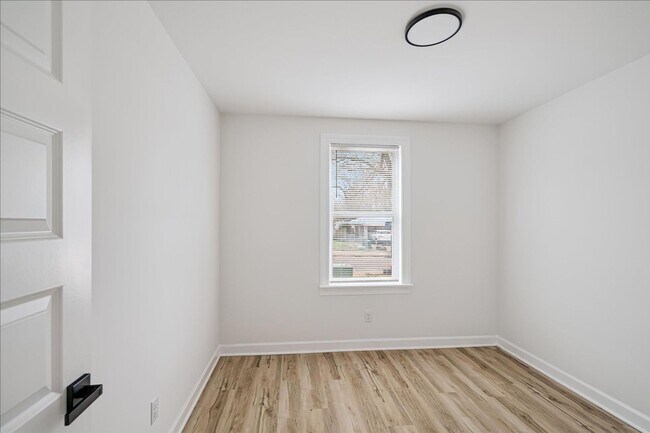 Building Photo - 3717 E Mallory Ave