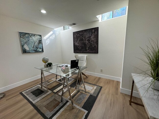 Building Photo - 963 La Mesa Terrace