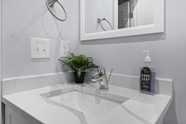 Building Photo - 1011 Bennington St