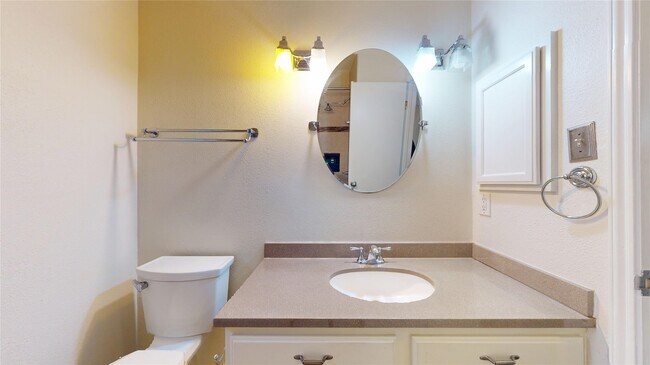 Building Photo - 806 N Willow Dr