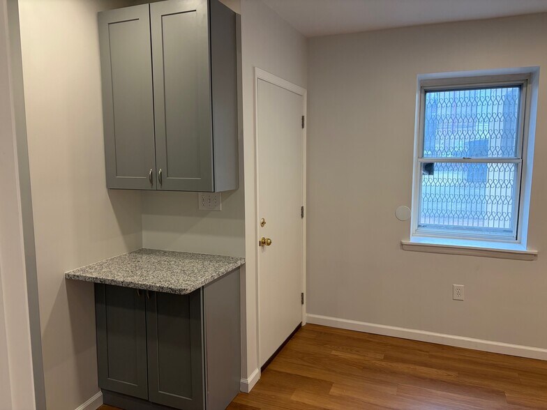 Building Photo - 15 E Read St