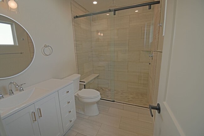 Building Photo - Newly UPDATED 3BD/2BA Available NOW!