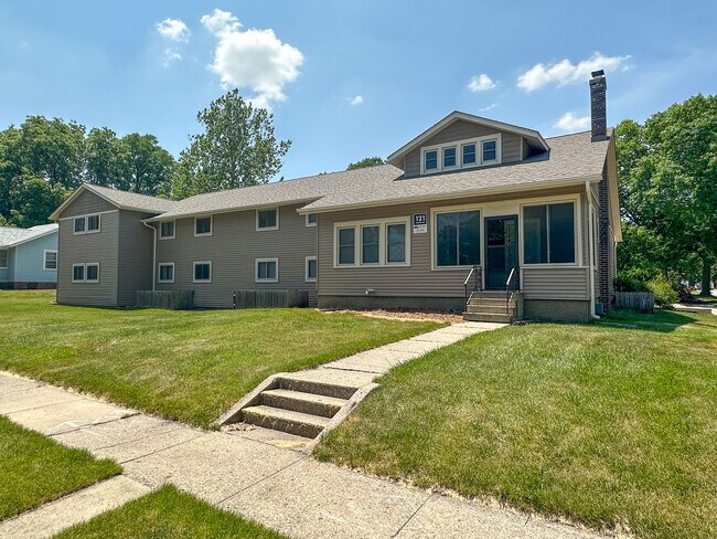 Primary Photo - 121 Howard Ave