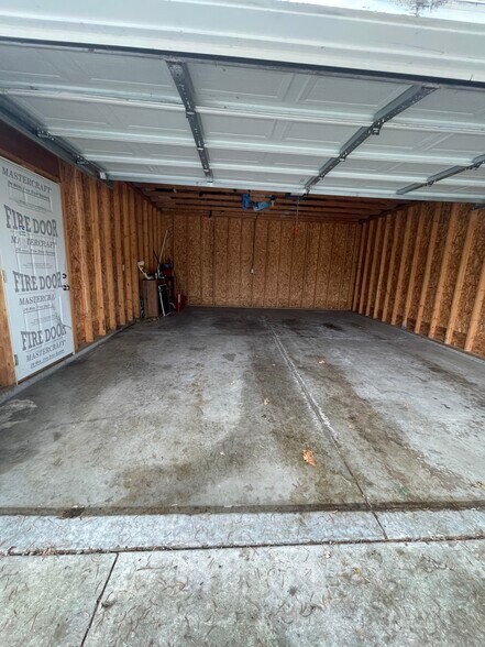 2 car garage - 282 N Franklin St