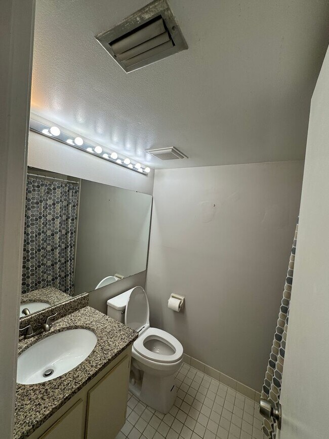 Building Photo - Experience comfort & leisure in this charming condo nestled within Orlando's best-kept secret, Ve...