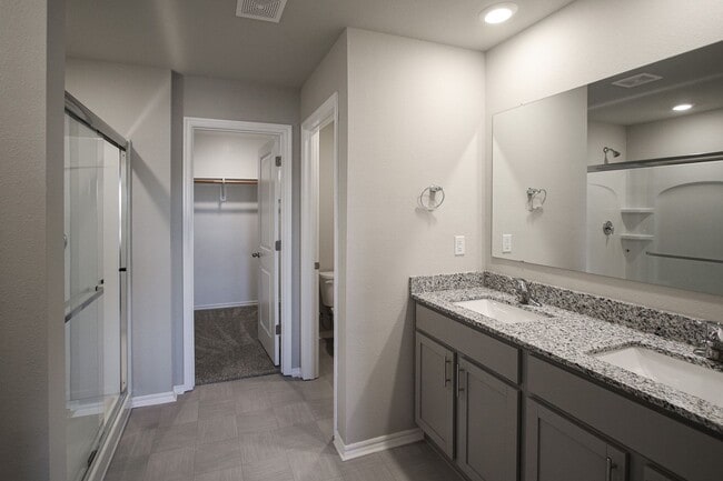 Building Photo - 606 Comanche Dr