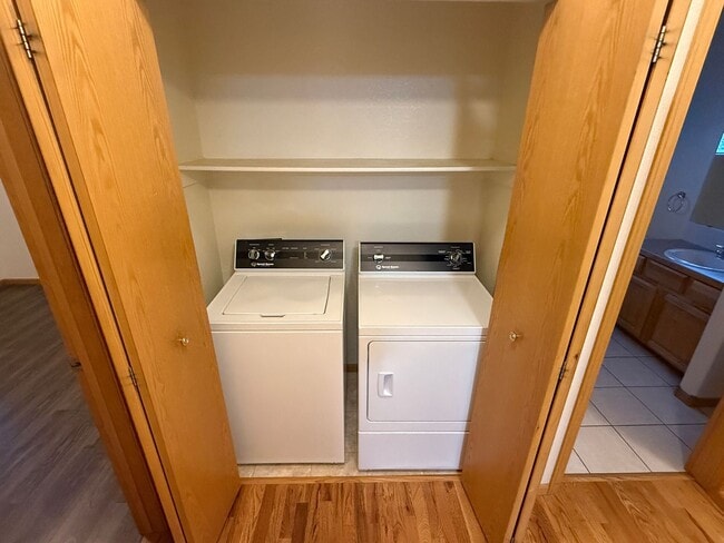 Building Photo - Beautiful 3-Level Corner Unit Condo with Garage