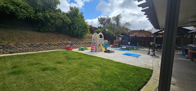 Building Photo - Beautiful Single Story Home - Professional Landscaper included