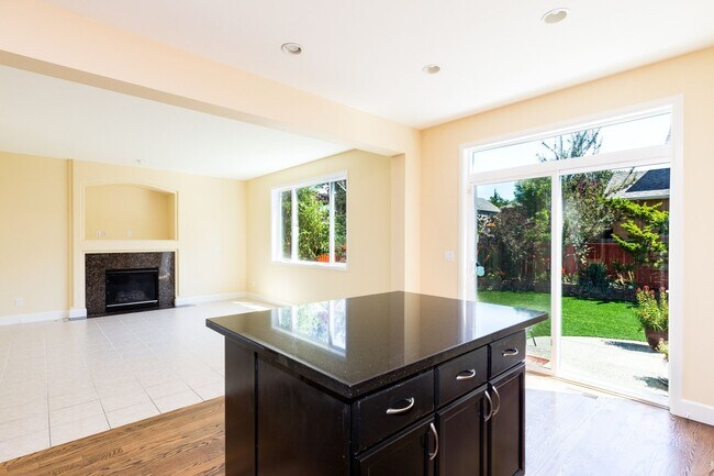Building Photo - Beautiful 5 Bedroom 3 Bath Redmond Home!