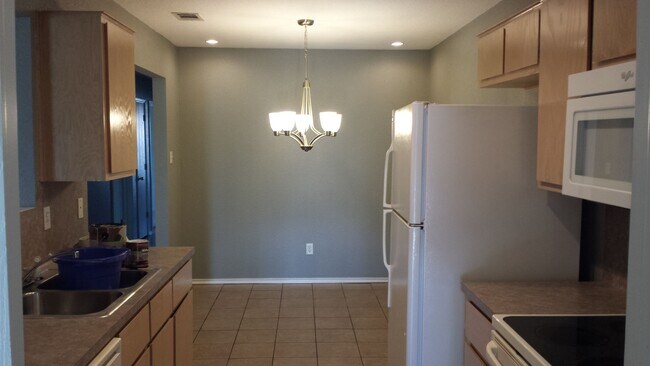 Building Photo - 2805 Alma Dr