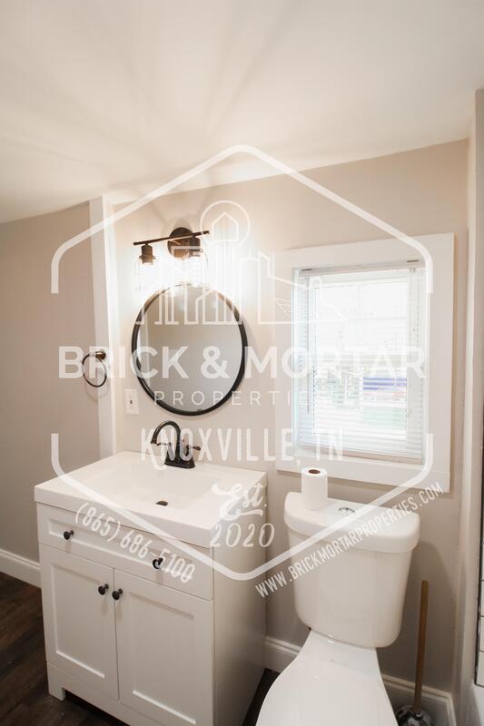 Building Photo - 404 E Emerald Ave