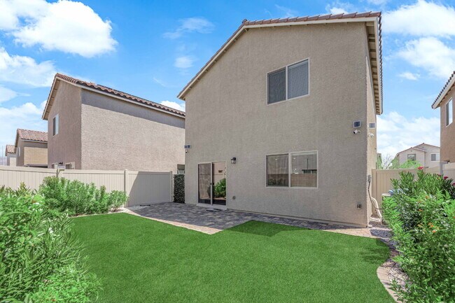 Building Photo - Don't miss out on this cozy 3-bedroom, 2-s...