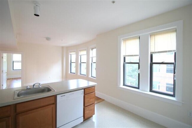 Building Photo - 881 Massachusetts Ave